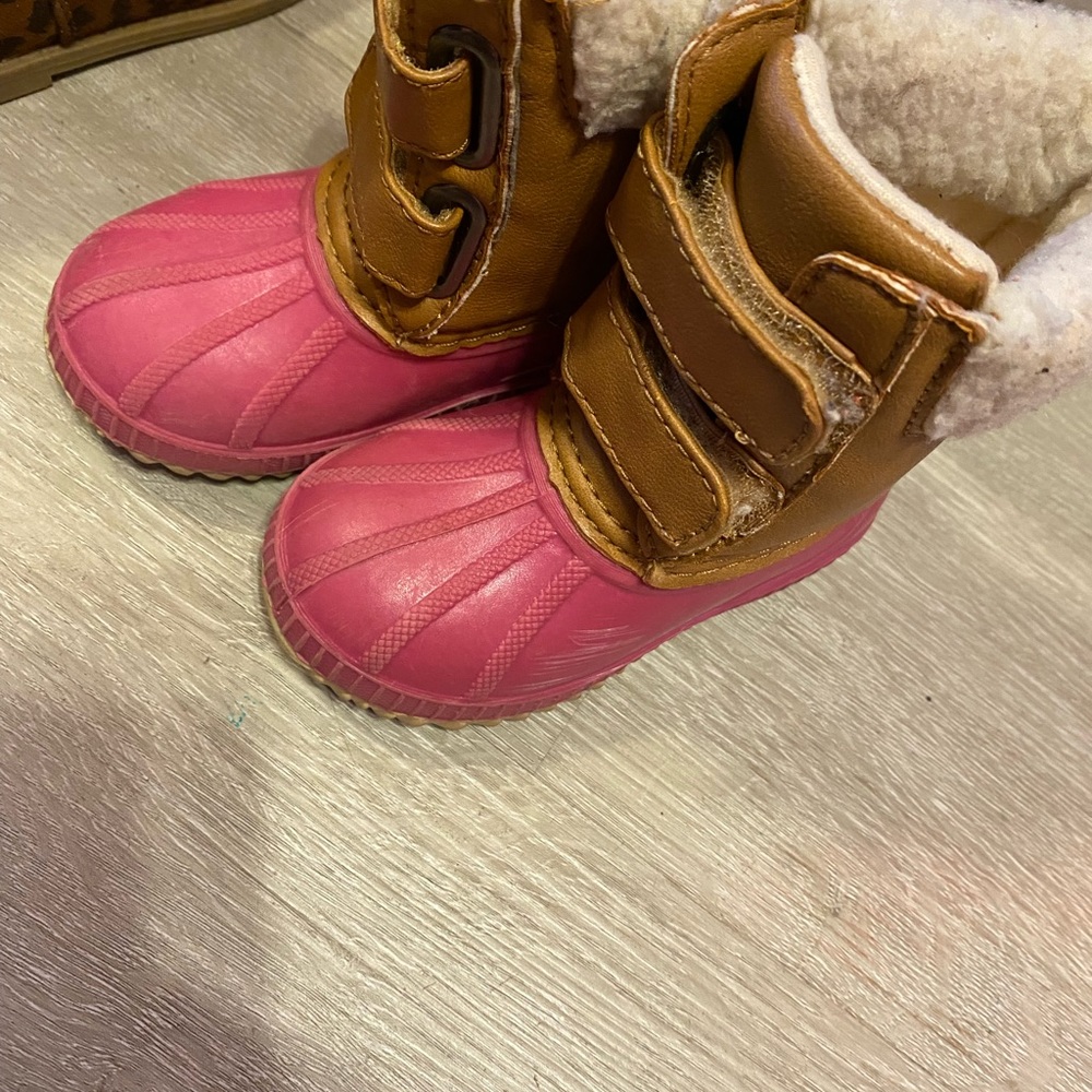 Gap toddler girl snow boots pink and camel color with Velcro